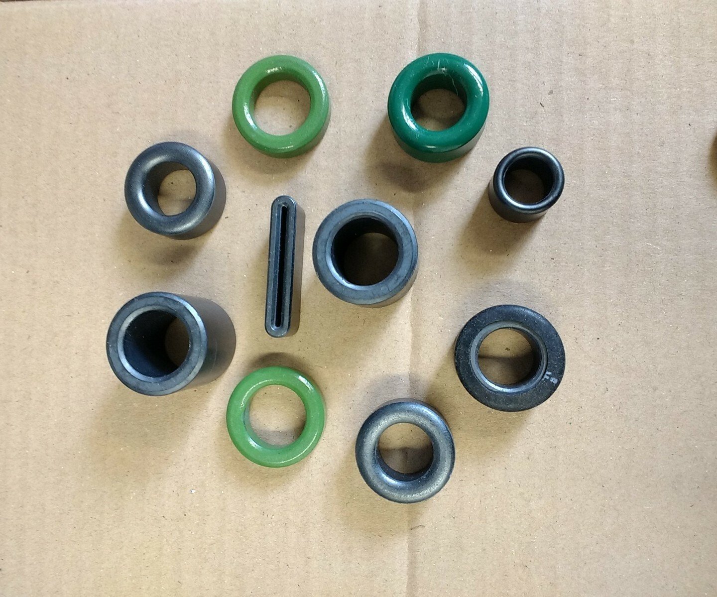 Assorted Ferrite Toroidal Cores (Pack of 10) – RF Noise Suppression / Ham Radio / EMI Filter